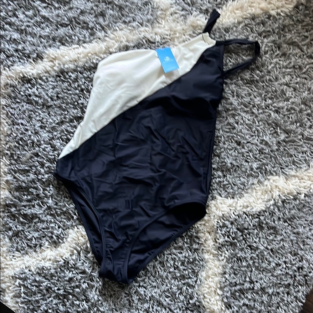 Cupshe Black and White Color-Block Swimsuit with Textured Fabric